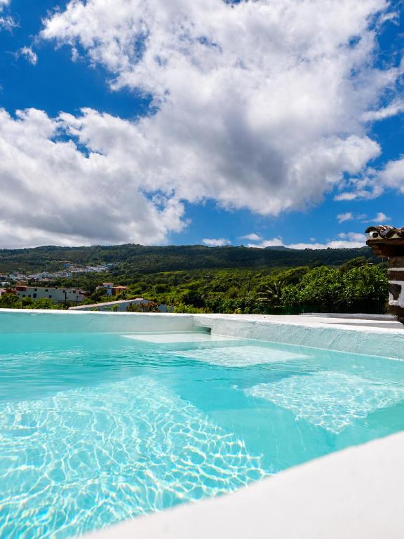 Casa La Paredita en El Tanque, norte de Tenerife — exterior con jardín canario y vistas al Teide